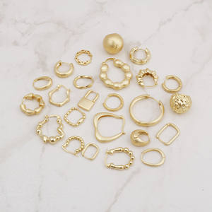 Vente en gros de boucles d'oreilles créoles carrées en laiton en forme de perles grosses boucles d'oreilles créoles larges et brillantes boucles d'oreilles en plaqué or véritable 18 carats - Product Image 4