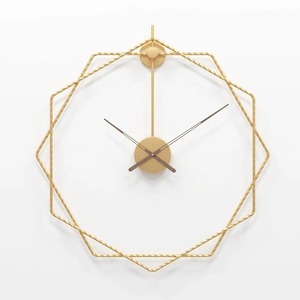 Vente en gros Horloge murale moderne en métal de forme hexagonale Finition dorée Horloge décorative élégante pour salon Chambre à coucher Bureau Mariage - Product Image 4