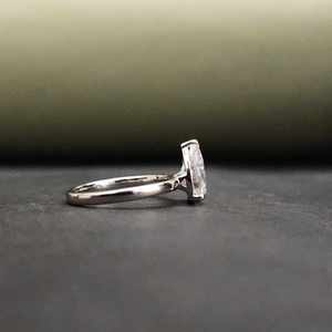 แหวนหมั้นแบบยูนิเซ็กซ์ ดีไซน์หรูหรา ทำจากสแตนเลสสตีล ชุบทอง 14KT ประดับด้วยเพชรโมอิสซาไนต์ทรงลูกแพร์ ผลิตในห้องปฏิบัติการ ฝังแบบไมโคร ได้รับการรับรองจาก IGI - Product Image 3