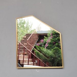 Espejo de pared decorativo con diseño único y acabado en latón - Product Image 3