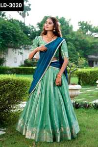 Dernières femmes portent Kanchipuram Silk Zari Weaving Work Lehenga Choli pour le mariage et les vêtements traditionnels South Indian Lehenga Choli - Product Image 4