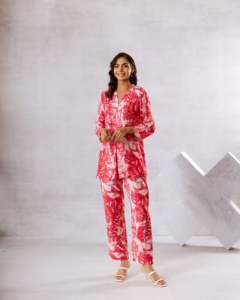 ชุดเสื้อและกางเกงผ้าฝ้ายคอตตอนร่วมคอทเทจชุดเสื้อผ้าใส่อยู่บ้านสีแดงผ้าฝ้ายมัสลินสีขาวและแดง - Product Image 1