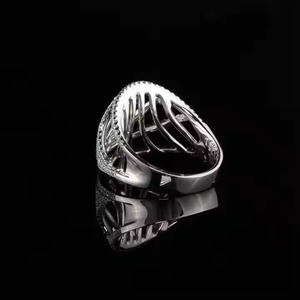 Bague en or blanc 14 carats avec diamant VS1 fait à la main en laboratoire monté sur une bague de fiançailles vintage en or blanc - Product Image 5