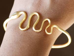 Brazalete Hecho a Mano con Forma de Serpiente Chapado en Oro de 14k, Joyería de Diseño Chapada en Oro de 18k - Product Image 4