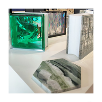 Brique de verre solide ajourée effet teinté 'Ice Shadow' pour mur rideau, cloison décorative pour salon, salle de bain, cuisine, vente en gros