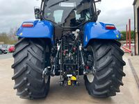 Neuer New Holland T7.210 Traktor mit Lader und landwirtschaftlichen Geräten