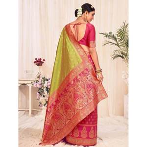 Elegante Sari de Seda Banarsi Verde Lima con Hermoso Tejido para Bodas - Product Image 3