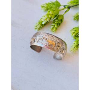 Bracelet manchette vintage Navajo en argent sterling plaqué or 12 carats, motif raconteur d'histoires, accessoire de mode - Product Image 3