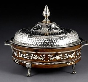 Casserole de luxe en acier inoxydable isolée et écologique avec couvercle en acier inoxydable, design martelé fait main, compatible avec les aliments - Product Image 1