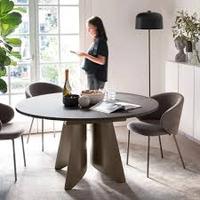 Table moderne extensible avec plateau en verre et pieds en métal sculptés et courbés. Design élégant, polyvalent et stylé pour hôtel, villa, salon