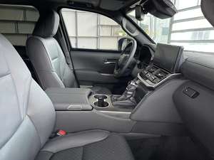 Vehículo blindado Strong 2025 Land Cruiser 300 (B7+) con un alto nivel de protección antibalas y antiesplosivos - Product Image 5