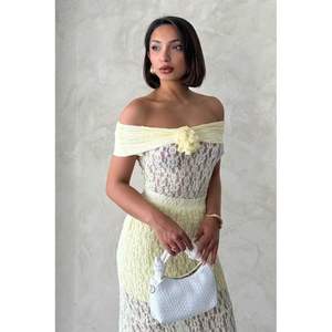 เสื้อสตรีสีเหลืองประดับลูกไม้ลายดอกกุหลาบ-สง่างามและเป็นผู้หญิง - Product Image 5