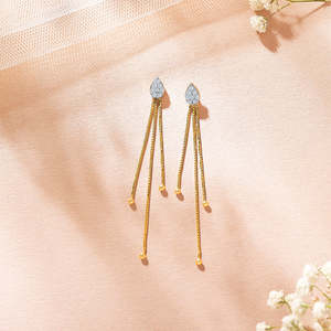 Boucles d'oreilles pendantes en or jaune avec accents de diamants, d'émeraudes et de perles - Product Image 1