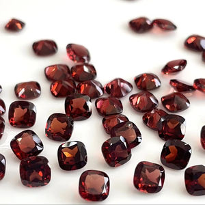 เบาะโกเมนสีแดงธรรมชาติเจียระไนขนาด4มม. โกเมนแบบเหลี่ยมเพชรพลอยหลวมคุณภาพระดับ AAA - Product Image 1