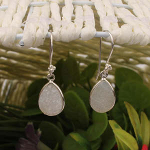 Pendientes Colgantes Missoma Santiago de Plata de Ley 92.5 con Piedras Preciosas de Drusa Blanca (14x10mm), Diseño Colgante Suelto, 3.07g - Product Image 4
