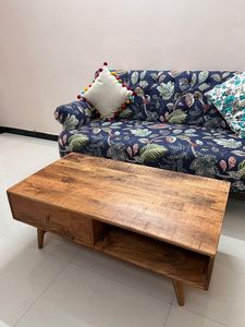 Table centrale supérieure texturée avec un tiroir Table basse en bois de mangue pure Table à vin disponible avec pieds en bois à vendre - Product Image 3