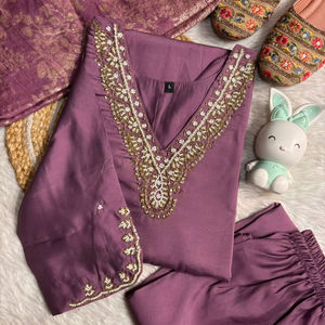 Conjunto de Kurta, Pantalón y Dupatta de Muselina Pesada, Seda y Viscosa, Color Liso Natural, Estilo Étnico para Mujer, Bordado, Tallas M a XXL, Tradicional - Product Image 1