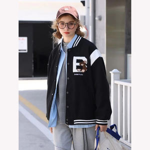 Chaqueta Varsity de Alta Calidad para Mujer, Cuerpo de Lana y Mangas de Piel de Oveja Genuina, Corta, con Logotipo Personalizado OEM - Product Image 5