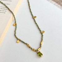 Collier vintage en perles dorées et vertes, pendentif carré rétro, collier ras du cou élégant pour femmes, bijoux de mode pour tous les jours