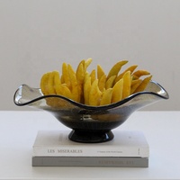 Bixuan Smoky für gepunktete Textur Mundgeblasene Kalknatzglas-Schale mit schwarzem Rand, Wellenkante, fußige Obstplatte, moderne Kunst