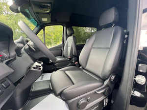 รถตู้มือสองปี 2024 Sprinter 2500 ไมล์น้อย เกียร์อัตโนมัติ เบาะหนัง ไม่เคยเกิดอุบัติเหตุ พร้อมส่ง - Product Image 2