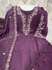 Festival Wear New Elegant Banana Silk con bordado Kurti Pant y Dupatta Fabricante de India a la tarifa más baja - Product Image 6