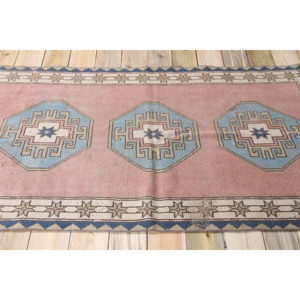 Tapis vintage en laine avec accents bleus turcs, patchwork, 3,5x6,2 pi (107x188 cm), avec envers en latex - Product Image 3
