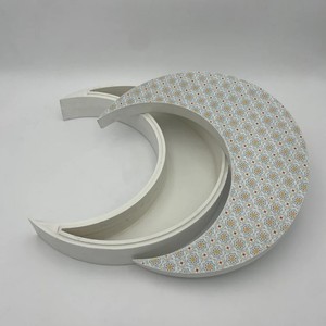Diseño de luna creciente de inspiración islámica con patrón geométrico decorativo impreso para una presentación festiva y elegante. - Product Image 1