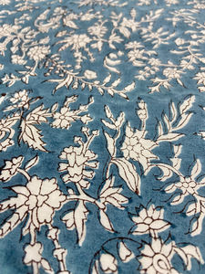 Tela de Algodón Estampada a Mano con Diseño Floral Azul, Textil Tradicional Indio - Product Image 2