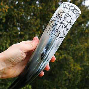 Taza de cerámica de cuerno vikingo festivo hecho a mano para hidromiel y cerveza para fiestas navideñas y alegrías navideñas - Product Image 1