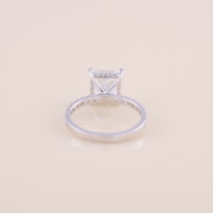 Bague de fiançailles avec diamant de laboratoire taille princesse de 4,49 carats |   Argent massif 925 plaqué rhodium à tige fendue |   Pave Band - Product Image 3
