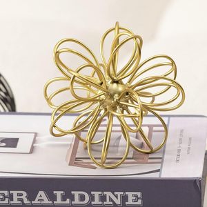 Sphère décorative moderne en métal faite à la main Sculpture florale abstraite Décoration de table Nouvelle arrivée Or Noël Mariage Maison - Product Image 2