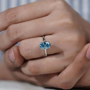 Anillo de compromiso ovalado con halo oculto y diamante azul de fantasía certificado por IGI - Product Image 6