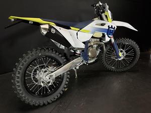 Oferta de Subasta Original: Motocicletas Enduro FE 501w 2024 Nuevas en Stock con Velocidad Máxima de >80 km/h, Origen EE. UU. - Product Image 2