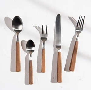 Elegante juego de cubiertos de acero inoxidable y madera con asas ergonómicas, ideal para un uso cómodo y un comedor moderno - Product Image 2