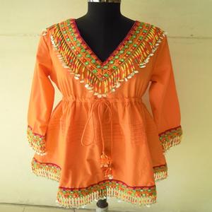 Tissu crêpe poly avec robe courte encolure épaules dénudées et le bas avec volant et passepoil doré sur l'eack jont - Product Image 3