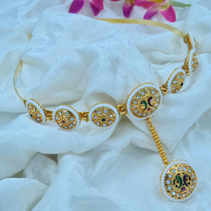 Bande de cheveux Rajputi exquise bijoux ethniques fabriqués à la main pour les femmes idéales pour les occasions de mariée, de mariage, de fête et de festival en gros - Product Image 1