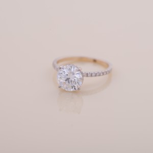 แหวนเพชรทรงกลมเจียระไนแบบบริลเลียนท์ที่ได้รับการรับรองจาก IGI สำหรับงานหมั้นและงานแต่งงาน ทำจากทอง 9K สีเหลือง/สีโรสโกลด์ และสีขาว พร้อมวงแหวนประดับเพชรแบบพาเว่ - Product Image 2