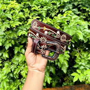 Cinturón Occidental de Cuero Genuino con Diseño Paisley Acabado a Mano para Hombre y Mujer con Hebilla de Aleación de Zinc Premium de 40 mm Duradero - Product Image 1