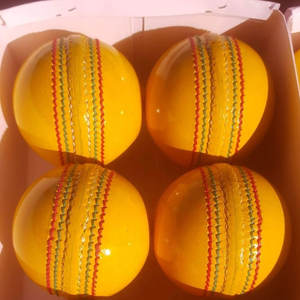 Tailles de balle d'entraînement de cricket en cuir jaune sur mesure pour les matchs de sport fabriqués au Pakistan - Product Image 3