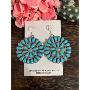 Pendientes Colgantes de Plata de Ley Hechos a Mano por Artesanos Navajo, Diseño Floral con Turquesa - Product Image 1