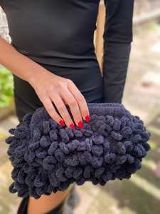 Pochette pelucheuse pour femme Teddy fait à la main Shaggy noir Crochet nuage pochette tricot élégant sac à main gonflé - Product Image 2