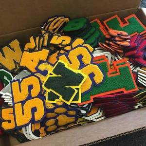 Vestes universitaires en vente chaude, lettres en chenille personnalisées, logo d'équipe scolaire, patchs brodés tissés à la main, imperméables et coupe-vent - Product Image 6