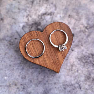 Caja de anillo en forma de corazón de madera de nogal ecológica, colgante de pared, regalo de boda y decoración del hogar hecho en India - Product Image 2