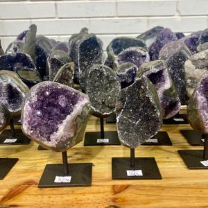 งานฝีมือคริสตัลสีรุ้งอเมทิสต์ขนาดเล็กบนแท่น จากบราซิลโดยออริเจิมส์ บราซิล - Product Image 2
