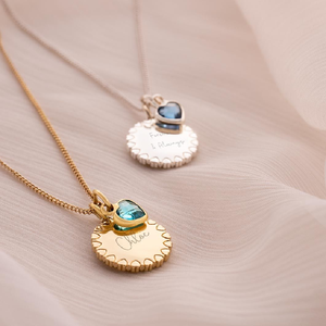 Collier de lettres espacées pour épeler un nom avec un charme subtil et moderne pour les femmes et les hommes Disponible à un prix moins cher - Product Image 5