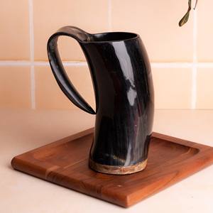 Mug en corne de buffle artisanal avec finition naturelle et poignée incurvée pour un charme rustique et un style traditionnel à l'usage quotidien - Product Image 1
