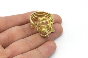 Anillo apilable de latón chapado en oro para mujer hecho a medida, diseño martillado para bodas, compromisos, fiestas de joyería con estilo - Product Image 2