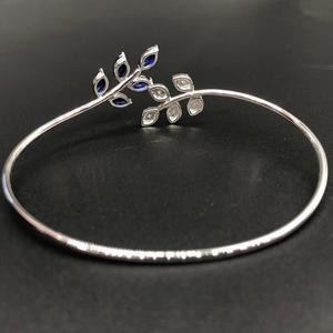 Pulsera de diamantes de oro blanco de 14K con impresionantes detalles de zafiro azul brillante - Product Image 4