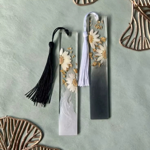 Marque-page décoratif Art Déco rond à franges en résine avec feuille d'or séchée gaufrée à la main - Product Image 1